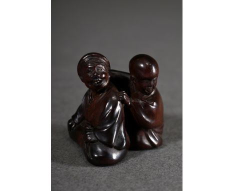 Buchsbaum Netsuke "Masseur mit Patient", Zähne des Patienten in Perlmutt eingelegt, sign.: Miwa und Kao, großes und kleines H