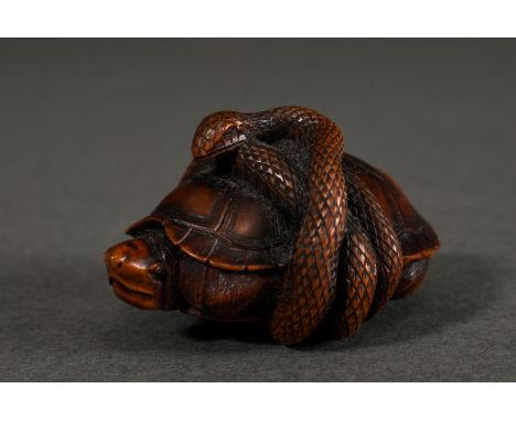 Buchsbaum Netsuke "Schildkröte mit Schlange", mit in schwarzem Horn eingelegten Augen der Schildkröte, fein geschnitzt, große