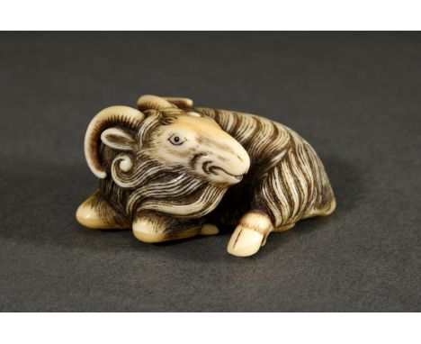 Elfenbein Netsuke "Eingerollte Bergziege" mit eingelegten Augen aus schwarzem Horn und graviertem Fell, goldene Gebrauchspati
