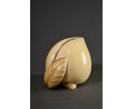 Elfenbein Netsuke "Pfirsich an Zweig mit Blatt", in Kartusche sign. 蘭一 Ran'ichi, Japan 19.Jh., H. 2,4cm, partiell berieben, G