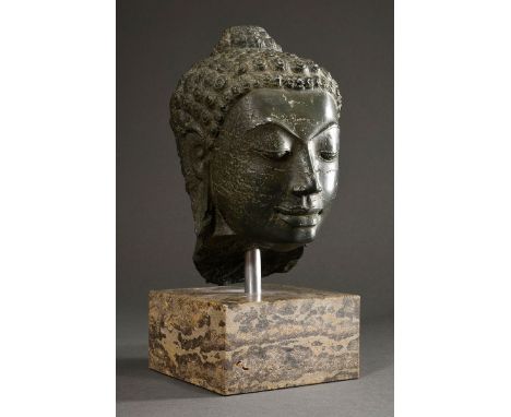 Buddha Kopf mit schönem ruhigen Gesichtsausdruck, Museumsreplik nach antikem Vorbild, patinierter Metallguss auf Granitsockel