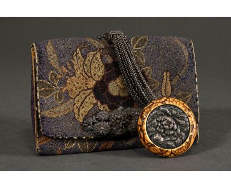 Tabakoire mit floraler Schlingenstickerei, Kanamono und Elfenbein Kagamibuta Netsuke an 15reihiger Erbskette mit Silber Chrys