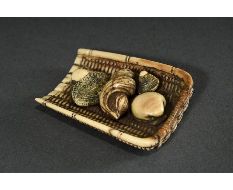Elfenbein Netsuke "Worfel mit Meeresschnecke und Muscheln", signiert Tomokazu auf Rotlackplättchen, 1,2x4x3,5cm, Genehmigung 