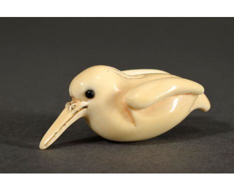 Elfenbein Netsuke "Fliegender Eisvogel" mit glänzender Patina und eingelegten Augen aus schwarzem Horn, Ende 19.Jh., L. 5,3cm