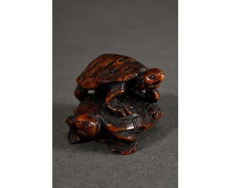 Buchsbaum Netsuke "Zwei aufeinander stehende Schildkröten", fein geschnitzte Details, kräftig eingefärbt, sign. Masatomo, 2,5