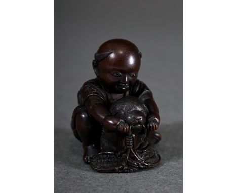 Buchsbaum Netsuke "Karako mit Hund", Augen in hellem Horn, Himotoshi eingefasst mit grün gefärbtem Hirschhorn, detailreich ge