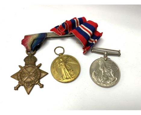 2 WW1 medals issued to 17567, Pte A.E.Friend, R. Berks R. Together with 1 WW2 1939-1945 medal (A)