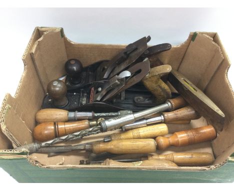 A box of vintage woodworking tools to include a Stanley No.5 and a No.4 1/2 plane, various chisels, a J. Rabone spirit level 