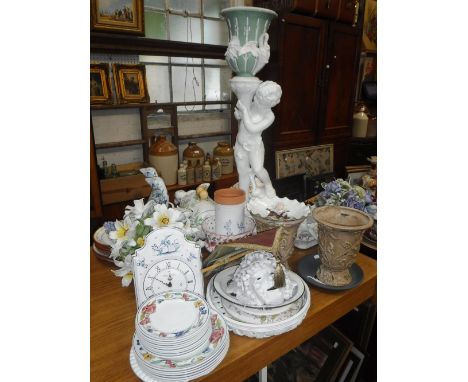 A LARGE ITALIAN CERAMIC TUREEN, a ceramic jardiniere, ceramic plates and sundries 