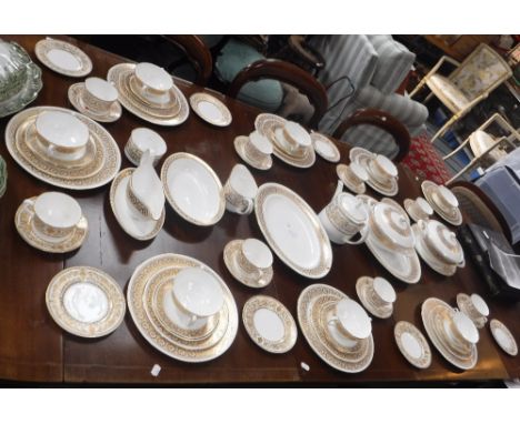 A WEDGWOOD 'MARGUERITE' DESIGN DINNER SERVICE and a Royal Worcester 'Hyde Park' tea set