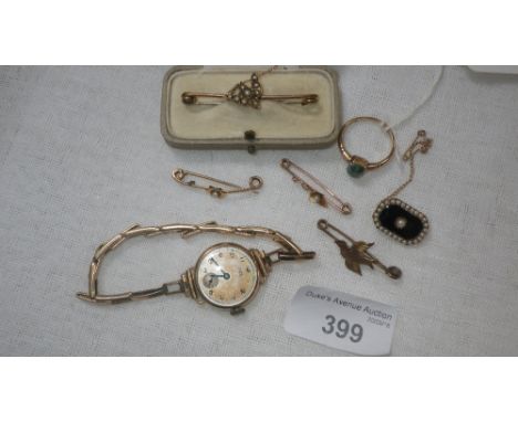 A 9CT YELLOW GOLD DRESS RING with a green stone and a black enamel and pearl bar brooch, four other similar bar brooches and 