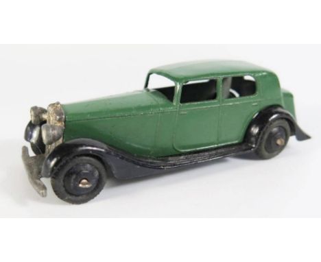   Dinky 30c Daimler in dark green black, closed chassis