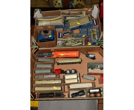 A COLLECTION OF BOXED AND UNBOXED MARKLIN HO GAUGE MODEL RAILWAY ITEMS, including boxed 2-6-0 locomotive and tender, No.24 05