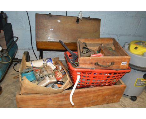 A MID CENTURY TOOLBOX, A WOODEN CRATE, A DRAWER AND A PLASTIC TRAY containing a quantity of hand and vintage power tools