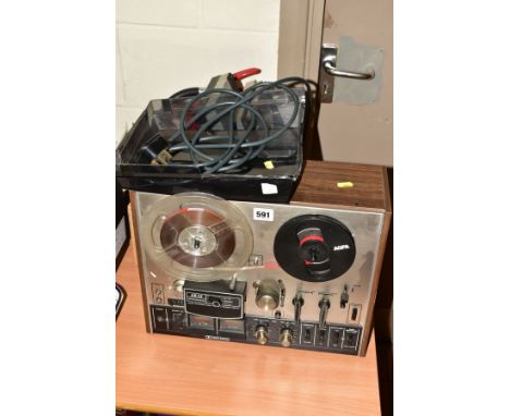 AN AKAI 4000DB VINTAGE REEL TO REEL RECORDER, with a walnut effect outer casing and damaged smoked plexi glass front cover wi