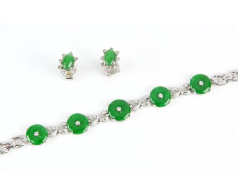AMENDED DESCRIPTION Jade bracelet and earrings, bracelet set with five circular tablets of jade with round brilliant diamonds