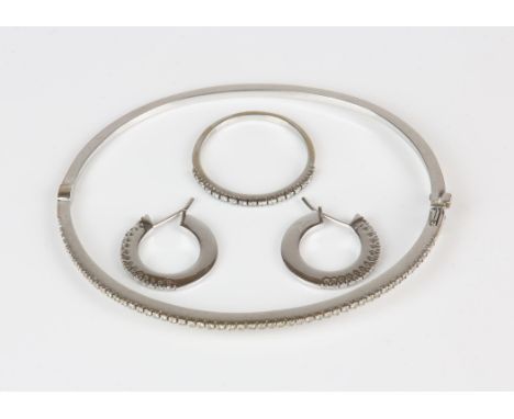 Wempe set of jewellery, all in 18 ct white gold, including a hinged bangle, with diamonds set to the top, with a total estima