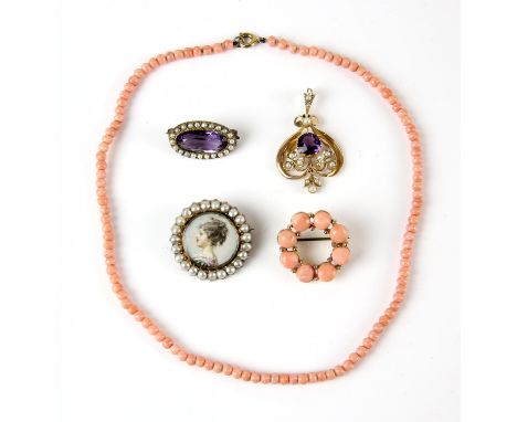A selection of jewellery including an Art Noveau amethyst and pearl pendant in 15 ct, an amethyst and pearl brooch in 9 ct, a
