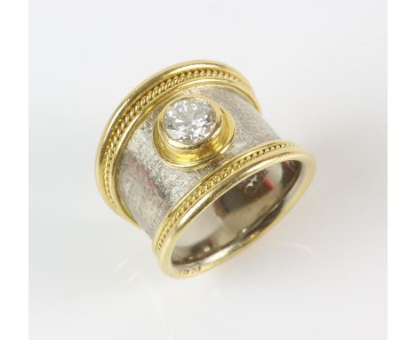 Elizabeth Gage, diamond tapered Templar ring, set with a round brilliant cut diamond weighing an estimated 0.85 carat, rubove