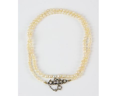 Pearl necklace, cream graduated pearls, with the smallest measuring 2.3mm, the largest 4.6mm, individually knotted, with a 9 