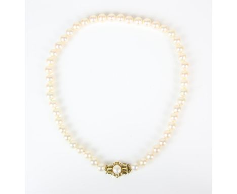 AMEDNED DESCRIPTION Pearl necklace, round cream pearls, measuring 8.7mm in diameter, strung with knots, with a paste and pear