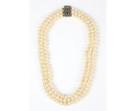 Three strand pearl necklace, 7-7.5mm cream pearls individually knotted, with the longest string measuring 52cm, and the short