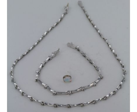 Set of 18ct white gold jewellery comprising an 18ct white gold necklace of solid bar links with the front fifteen links set w