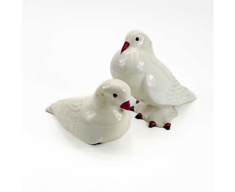 A pair of ceramic white doves. Maximum height 18cm.