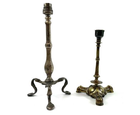 A brass Pullman carriage lamp. Height 29.5cm, together with another similar brass lamp (2).