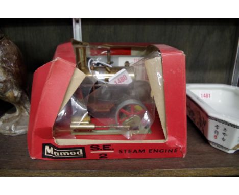 A Mamod SE2 steam engine, boxed and with instructions. 