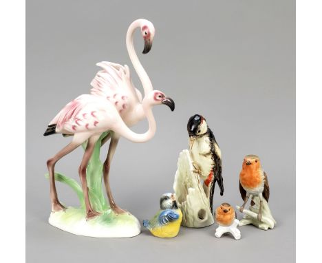 Konvolut von fünf Vogelfiguren, Goebel, Oeslau, Marken nach 1972, Flamingopaar, H. 34 cm, Specht an Baumstumpf, H. 19 cm, 2x 