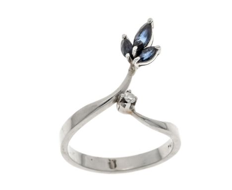 Saphir-Brillant-Ring WG 750/000 mit 3 navetteförmig fac. Saphiren 6 x 2,9 - 3,2 x 2,0 mm, Dunkelblau, transparent und einem B