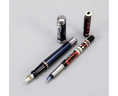 Zwei Patronenfüller, Ende 20. Jh., Parker, mit polychromem Gehäuse, L. 13,2 cm und Harley Davidson, blaues Gehäuse mit verchr