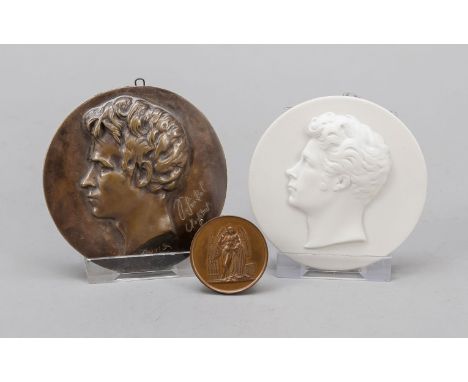 Schinkel - 3 Reliefportraits des Architekten im Profil: KPM Plakette aus Bisquitporzellan, runndes Bronzerelief mit undeutlic