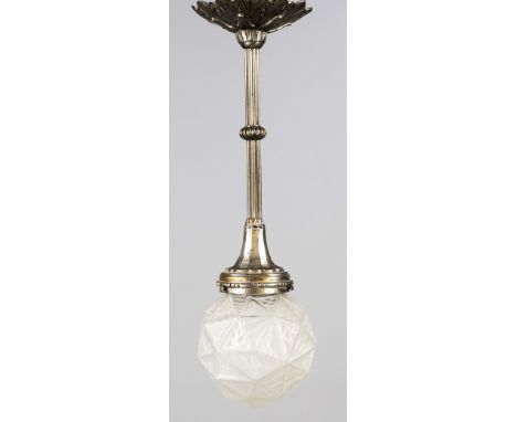 Art-déco Deckenlampe, 1930er Jahre. Verchromtes, ornamentiertes Deckenteil, facettierter und strukturierter Milchglasschirm, 