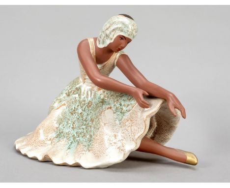 Tänzerin, Goldscheider, 1950-70er Jahre, Keramik, tlw. glasiert, Ballerina in Tanzpose, mit Etikett, L. 26 cm