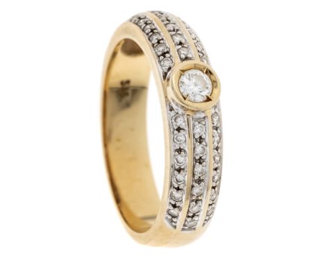 Brillant-Ring GG 585/000 mit einem Brillant als Mittelstein 0,12 ct W/VS und 36 Brillanten als Besatzsteine, zus. 0,18 ct W/S
