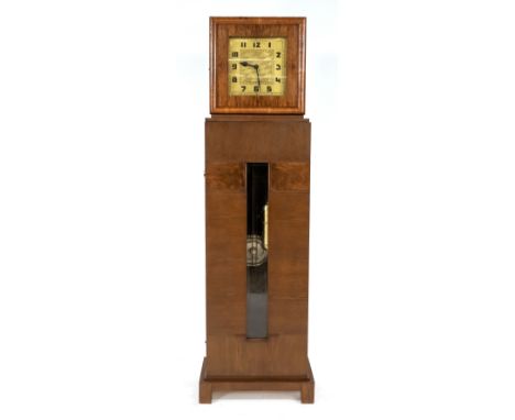 Art Deco Standuhr, um 1920, Eiche mit Wurzelholzeinlage, vergoldetes quadratisches Zifferblatt mit abgesetztem Rautenmuster, 