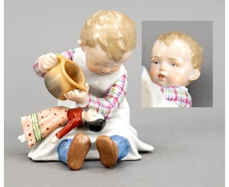Kind mit Puppe, Thüringen, Anf. 20. Jh., sitzendes Kind, seine Puppe mit einem Milchkrug fütternd, gestaltet in der Art der H