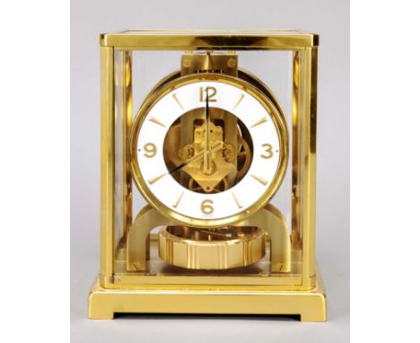 Jaeger LeCoultre, Atmos Pendeluhr, Cal. 528-8, um 1980, weißes Zifferblatt mit vergoldeten Keilen und arab. Ziffern, Torsions