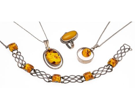 4-teiliges Bernstein-Konvolut Fischland, Silber 835/000, mit ovalen, runden und quadratischen Bernstein-Cabochons 24 - 9 mm, 