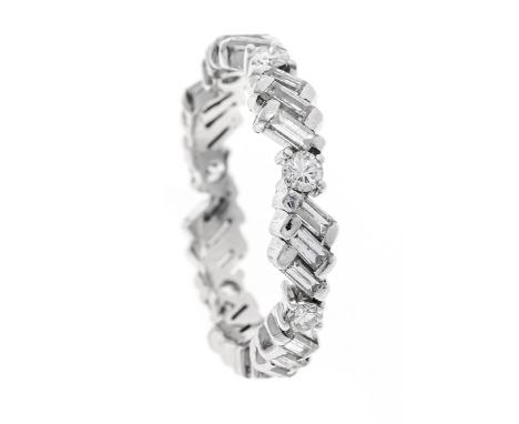 Eternity-Ring WG 585/000 ungest., gepr., mit 7 Brillanten, zus. 0,42 ct W/SI und 21 Diamant-Baguettes, zus. 0,63 ct W/VS, RG 