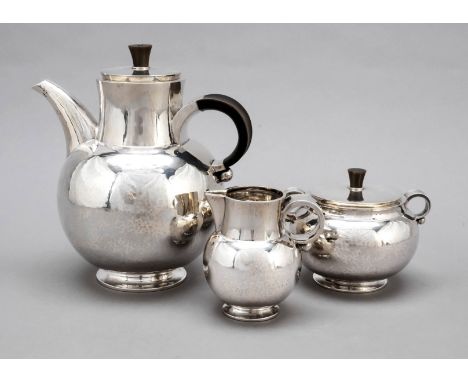 Dreiteiliges Art Déco Mokka-Kernstück, Dänemark, um 1934, MZ: Hans Hansen, Kolding, Sterlingsilber 925/000, runder Stand, Kug