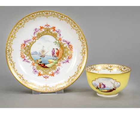 Tasse mit Untertasse, Meissen, nach 1970, 2. W., Tasse mit I-Henkel, frontseitig feine Malerei mit Kauffahrtei-Szenen in der 