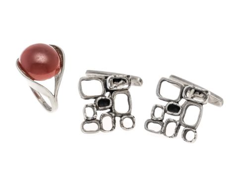 2-teiliges Silber-Konvolut, ein Paar Manschettenknöpfe Silber 835/000 im Stile der 1970er Jahre, L. 20 mm, 1 Ring Silber 925/