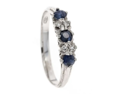 Saphir-Diamant-Ring WG 750/000 mit 3 rund fac. Saphiren 3,2 mm, Dunkelblau, transluzent und 4 Achtkant-Diamanten, zus. 0,04 c
