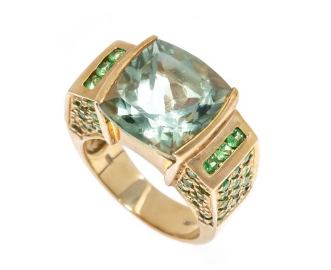 Peridot-Ring GG 375/000 mit einem kissenförmig fac., grünen Edelstein 14,0 x 13,3 x 10,3 mm und rund fac. Peridots 1,8 mm, RG