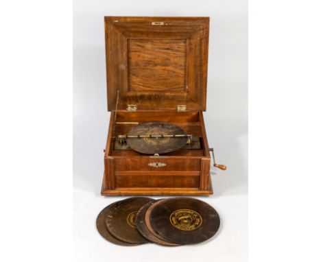 Lochplattenspieler/Polyphon, 2. H. 19. Jh. Rechteckiger, profilierter Korpus aus fein gemasertem Hartholz (Nußbaum?). Auf dem