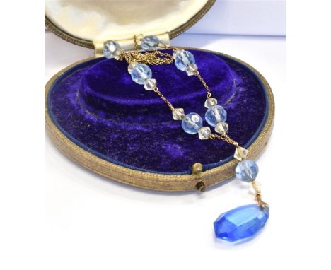 AN ART DECO 9CT GOLD NECKLACE This gold and paste set necklace comprises alternating light blue and white faceted paste beads