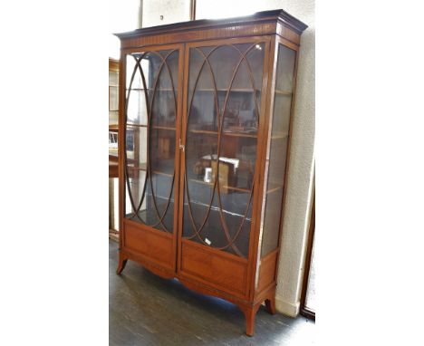 LATE 19TH/EARLY 20TH CENTURY SATINWOOD DISPLAY CABINET, with twin glazed doors having interlocking oval decoration opening to